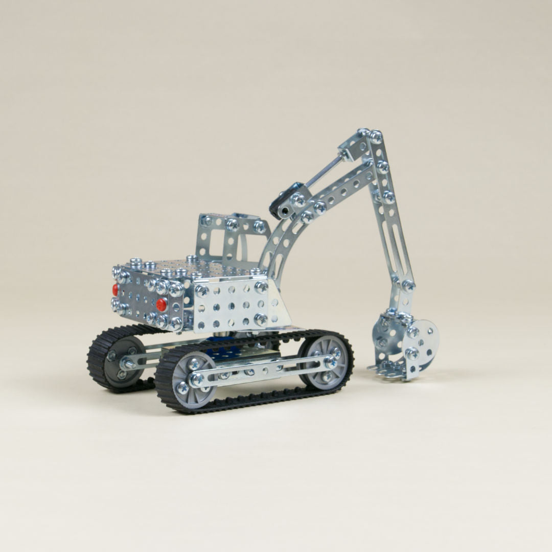 Fahrbarer Metallbagger zum Zusammenbauen.