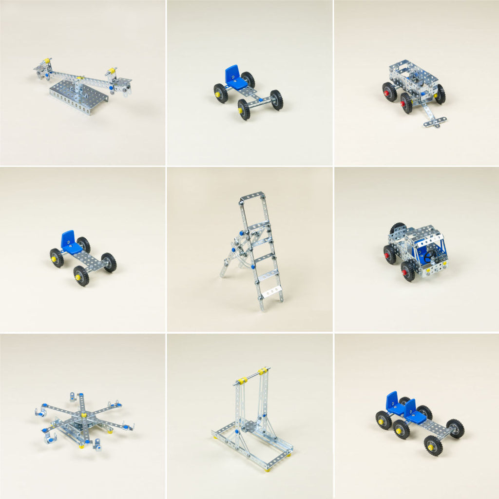 Collage aus allen Baumöglichkeiten des Metallbaukastens. Eine Wippe, ein Fahrzeug mit beweglichen Achsen, ein wagen zum ziehen, ein Einsitzer, eine Leiter, ein Jeep, ein Karussell, eine Schaukel und ein Zweisitzer.