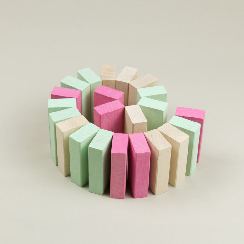 Bunte Holz-Bausteine aufgereiht in Naturholz, Rosa und Grün