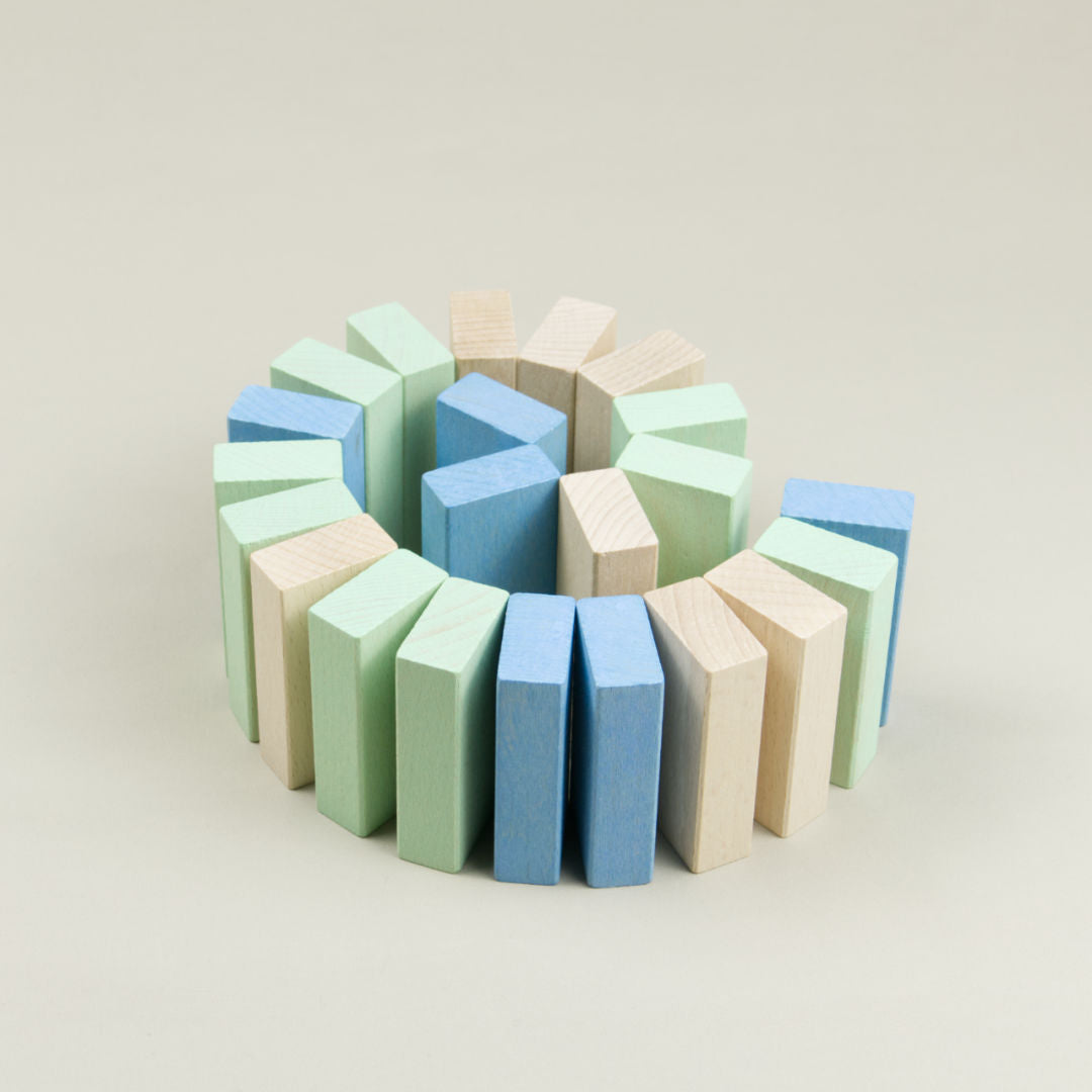 Bunte Holz-Bausteine aufgereiht in Naturholz, Blau und Grün