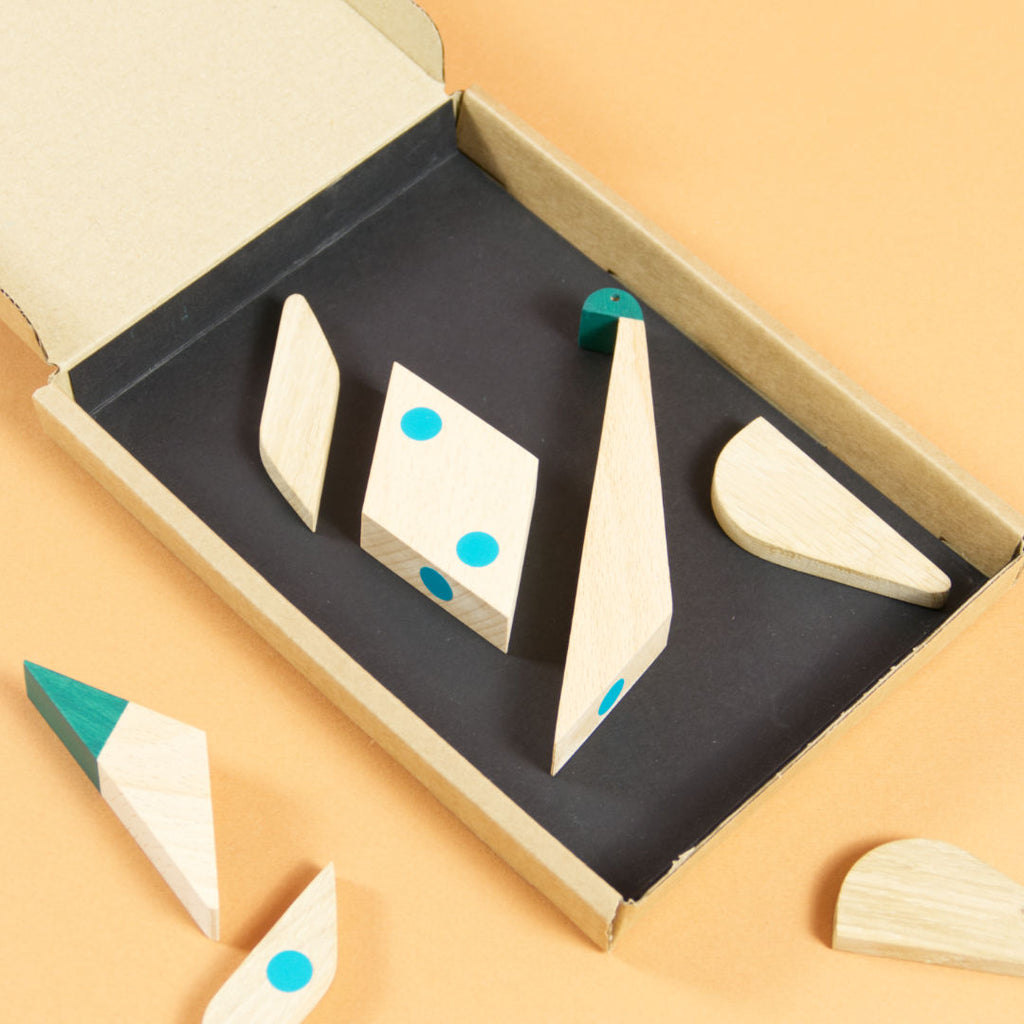 Pappverpackung und Einzelteile des Holzdinosauriers verteilt.