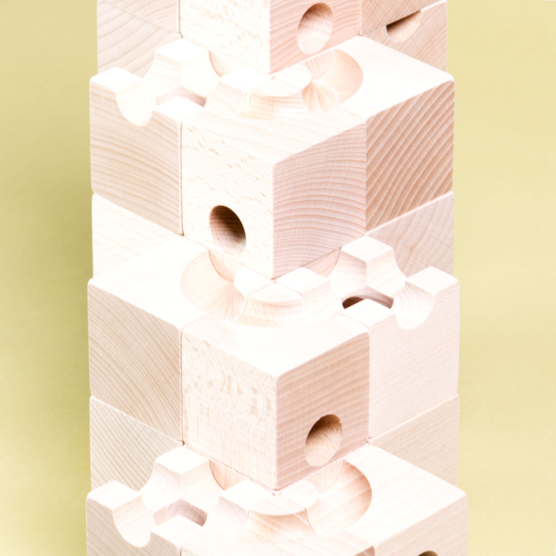 Detailaufnahme der Standard 50 Murmelbahn von Cuboro aus Holz.
