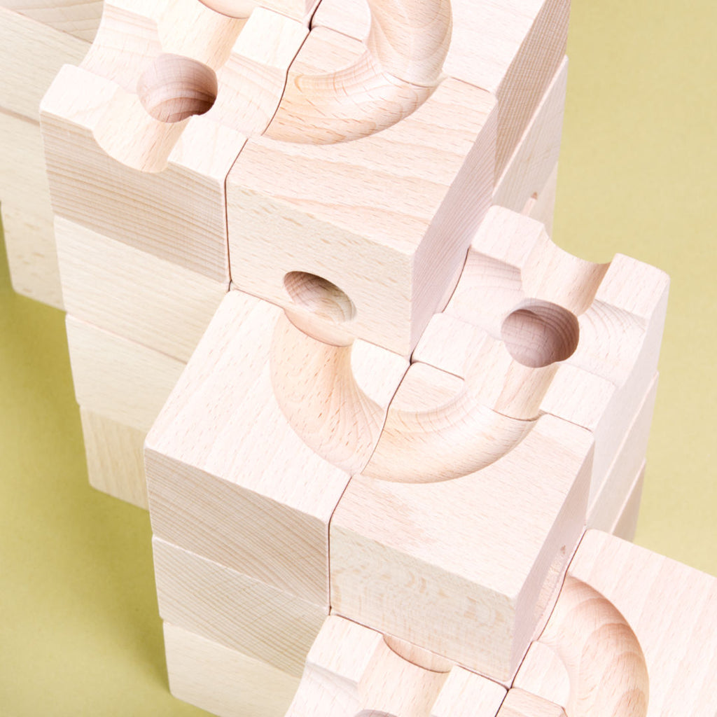 Detailaufnahme der Standard 50 Murmelbahn von Cuboro aus Holz.
