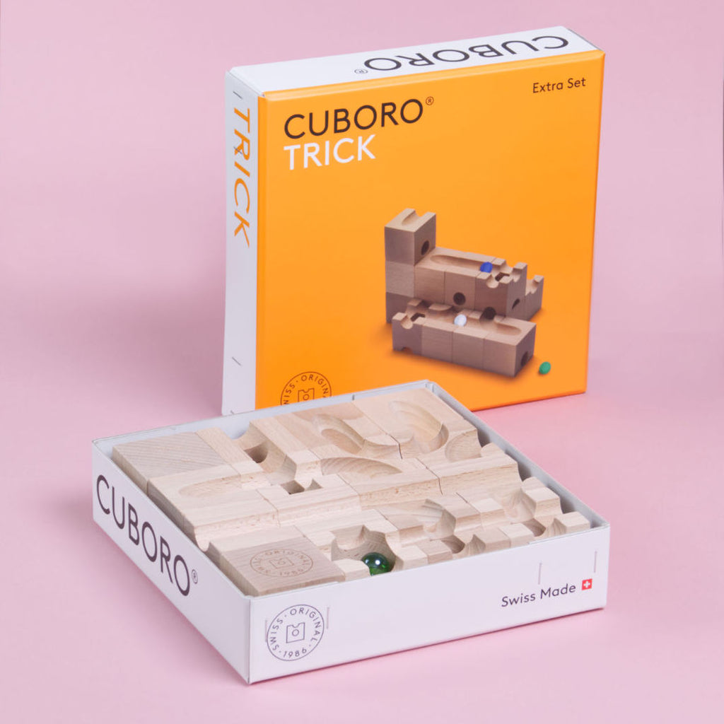 Trick Set von Cuboro mit geöffneter Verpackung darin liegend.