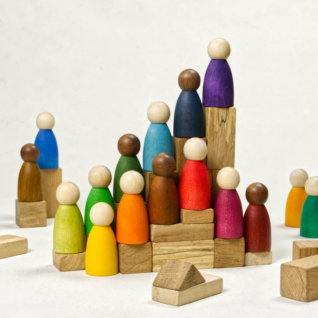Komposition aus zwölf gleichförmigen Holzfiguren mit verschiedenen Hautfarben und Körperfarben.