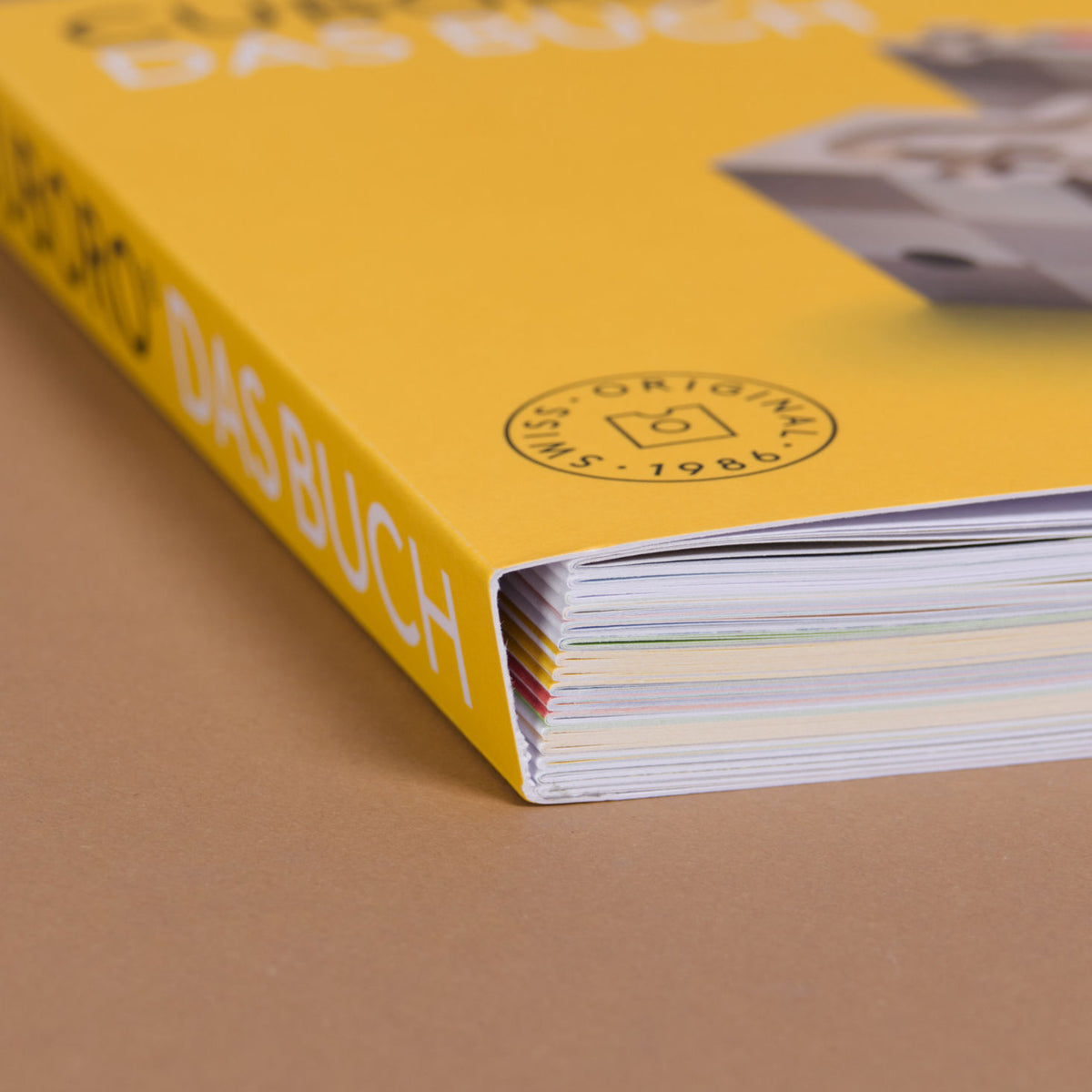 Nahaufnahme des Buches "Das Buch" von Cuboro