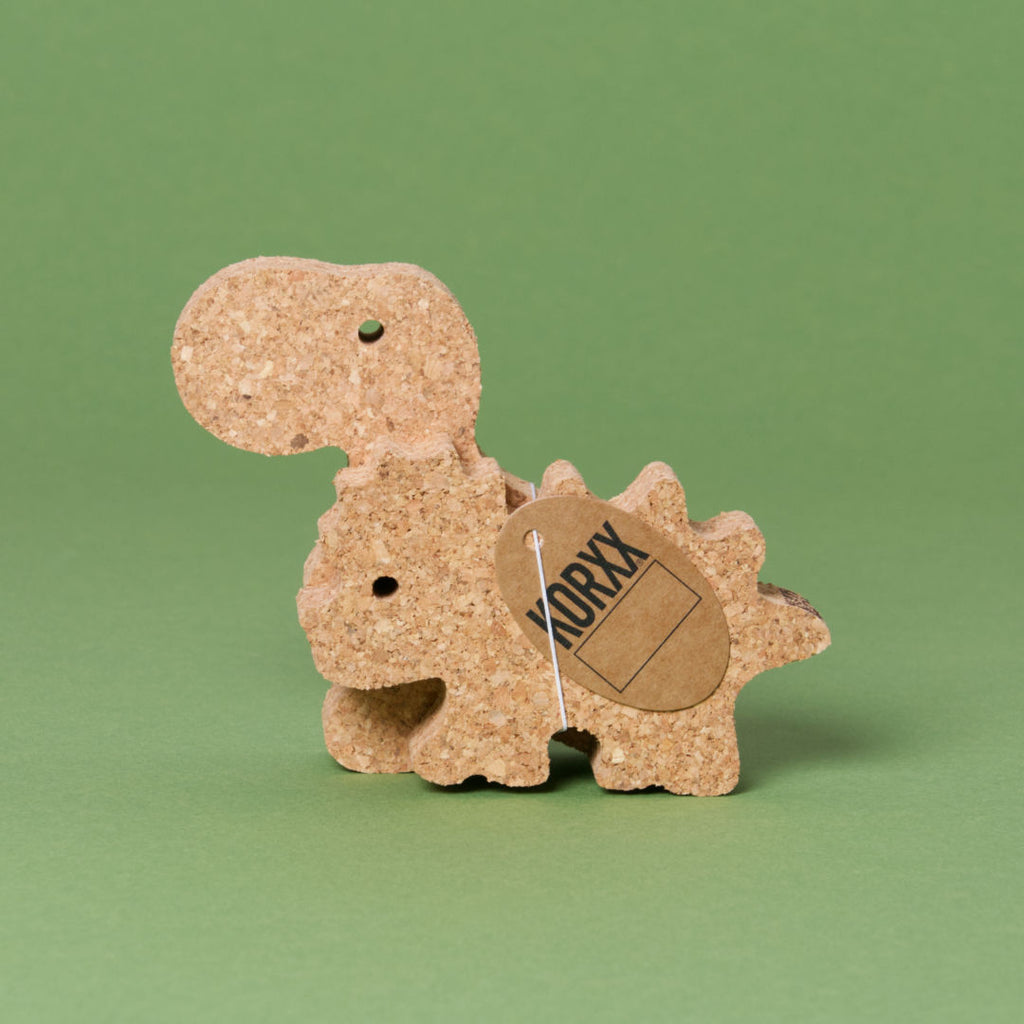 Das Dino Set 2 von Korxx, bestehend aus einem Dino mit stacheligem Rücken und Kopf, im Vordergrund und einem Dino mit aufrecht stehendem Körper imHintergrund. Beide schauen nach links und sind aus Kork gefertigt.