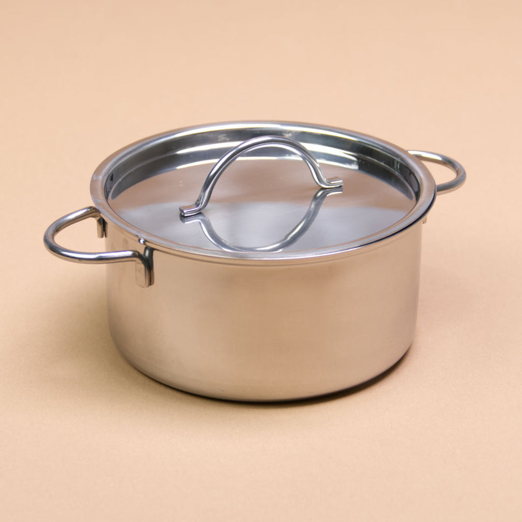 Ein Edelstahl Henkeltopf hat eine Durchmesser von 12 cm.