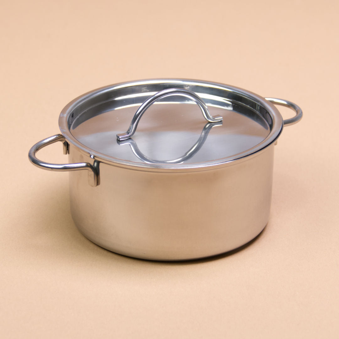 Ein Edelstahl Henkeltopf hat eine Durchmesser von 12 cm.