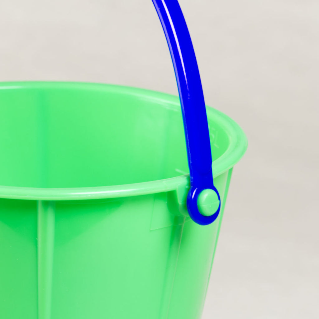 Detailansicht des großen grünen Eimers aus hochwertigem Kunstoff von Spielstabil. Hat einen blauen, beweglichen Henkel.