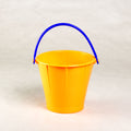 Grosser orangener Eimer aus hochwertigem Kunstoff von Spielstabil. Er hat einen blauen, beweglichen Henkel.