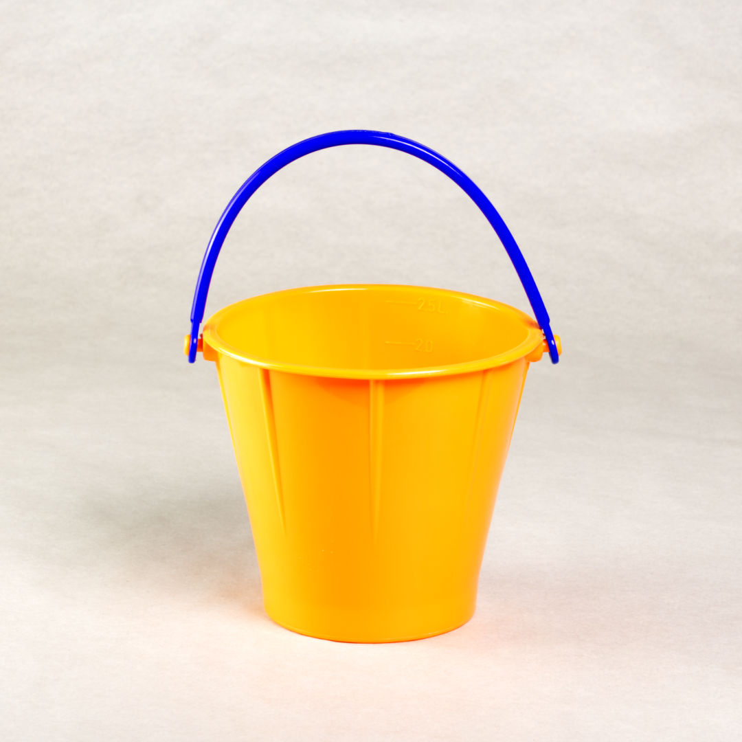Grosser orangener Eimer aus hochwertigem Kunstoff von Spielstabil. Er hat einen blauen, beweglichen Henkel.