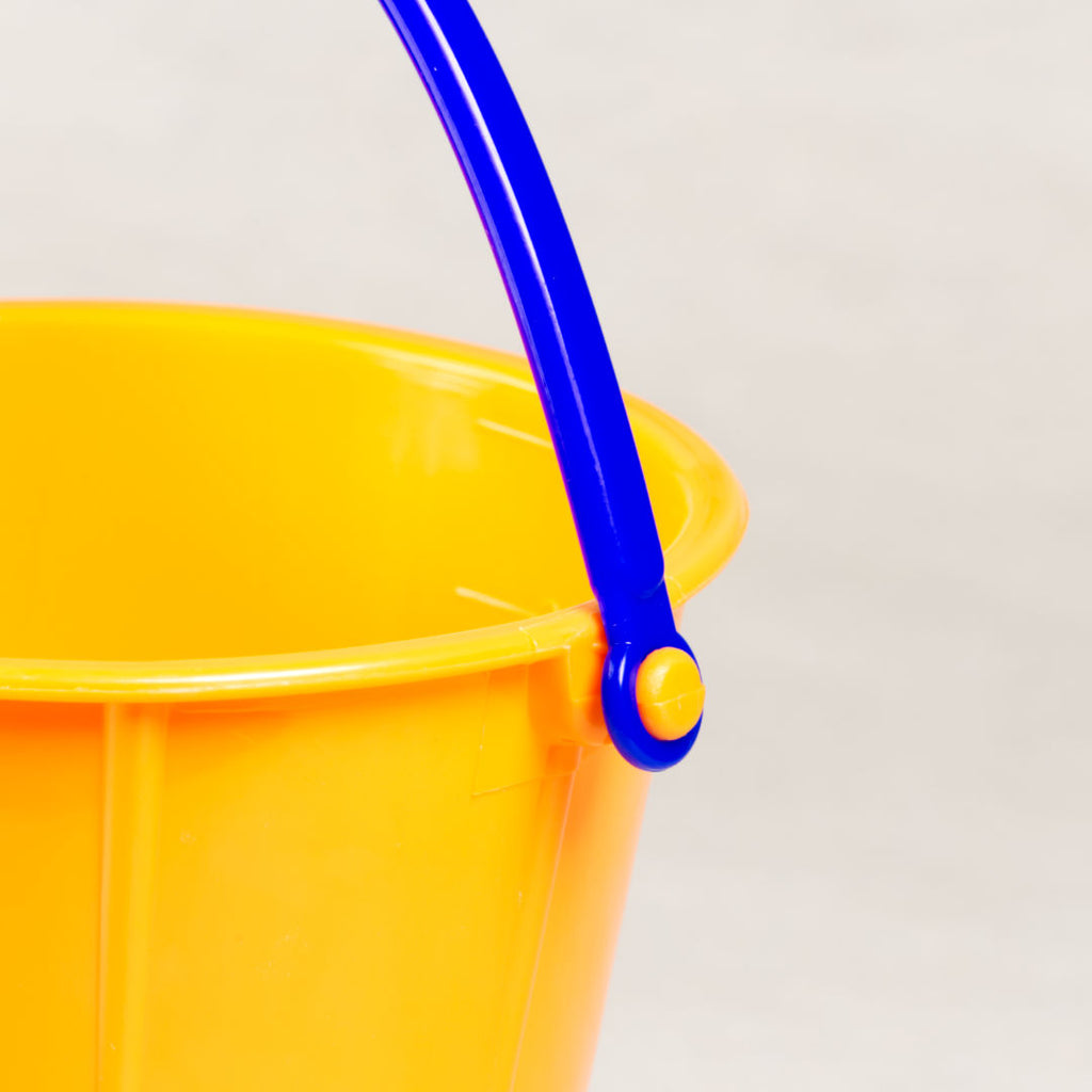 Detailansicht des großen orangenen Eimers aus hochwertigem Kunstoff von Spielstabil. Hat einen blauen, beweglichen Henkel.
