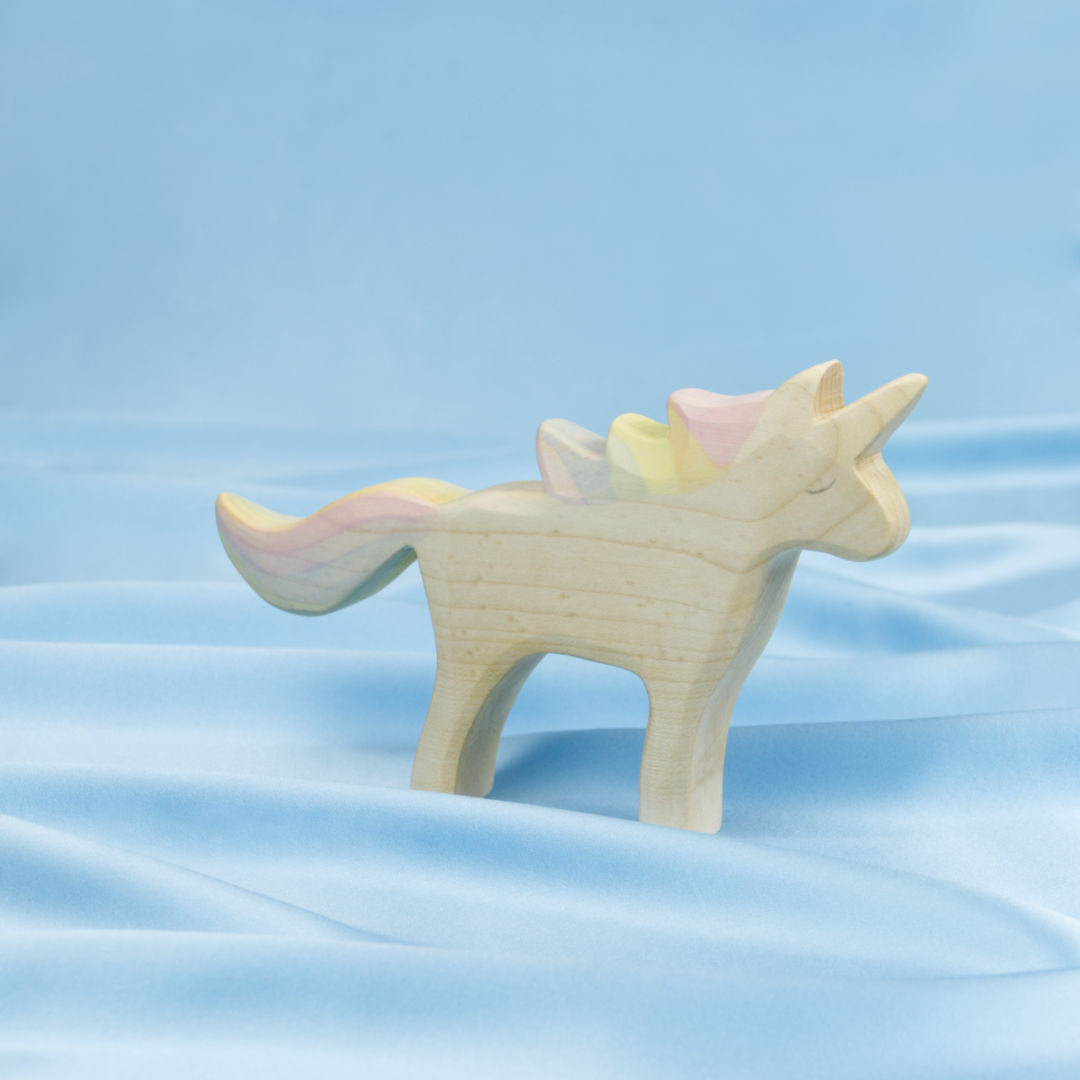 Einhorn aus Holz, Pastell Regenbogen-Schweif