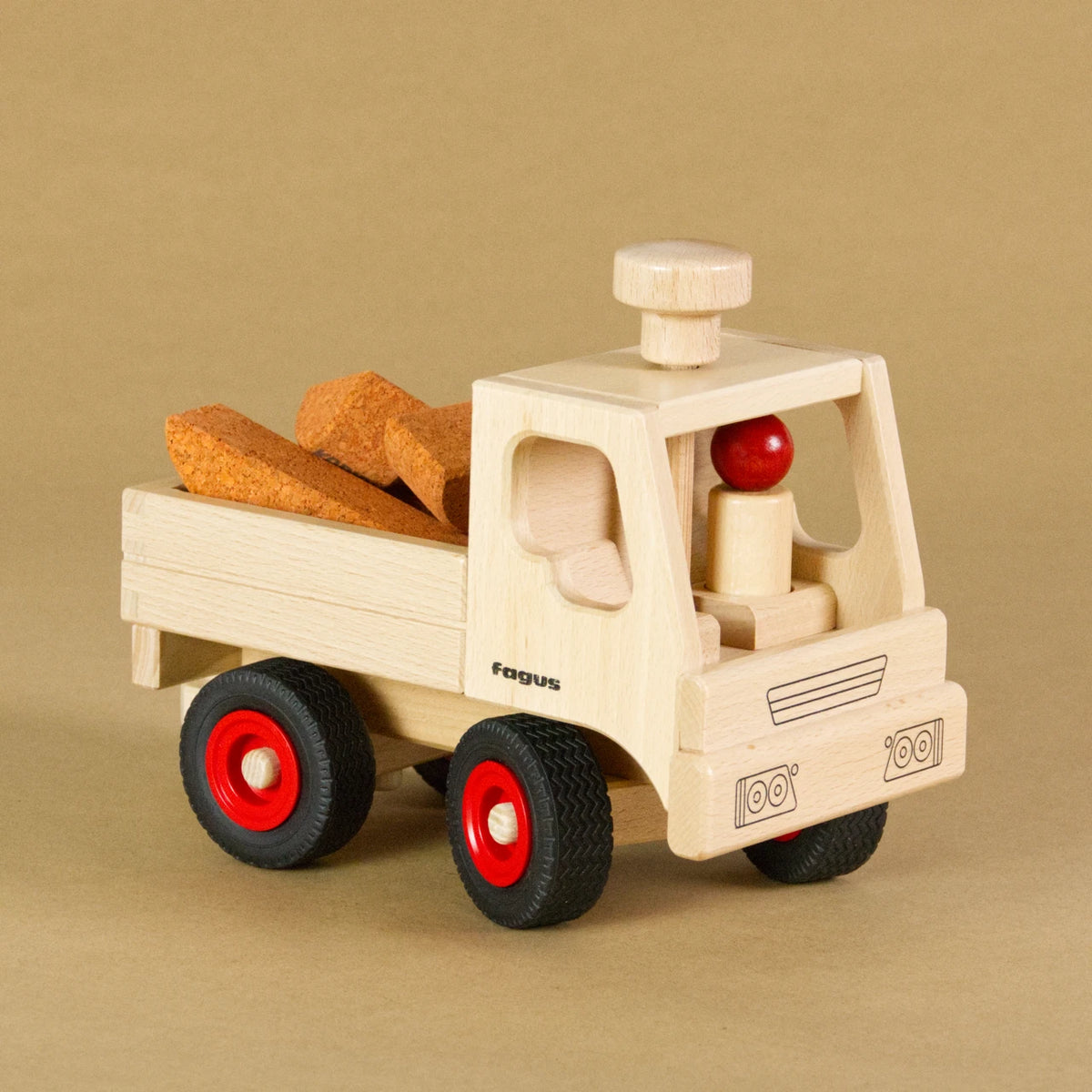 Unimog von fagus aus naturlackiertem Buchenholz, mit Vollgummireifen und Transportgut auf der Ladefläche.