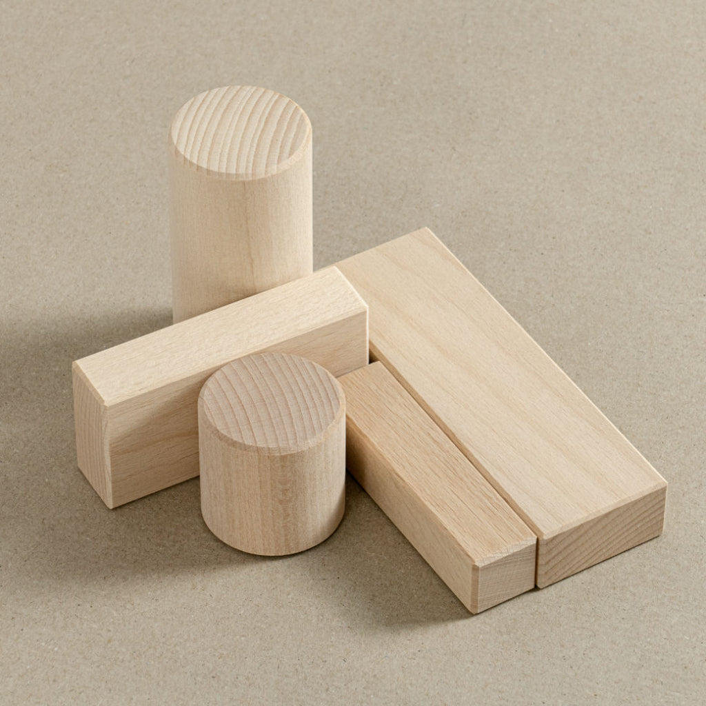 Liegende Bausteine und stehende Zylinder, beide aus Holz.