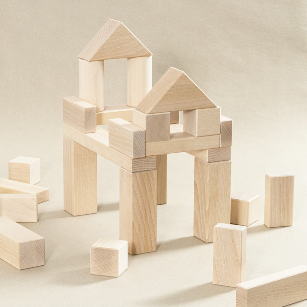 Großes Baustein-Set aus Naturholz aufgetürmt