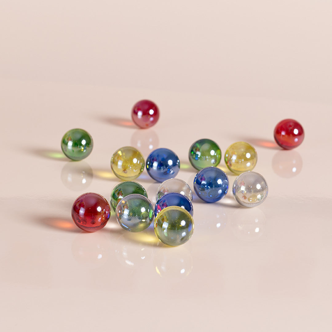 15 Glasmurmeln in den Farben rot, blau, durchsichtig, gelb und grün von Cuboro.