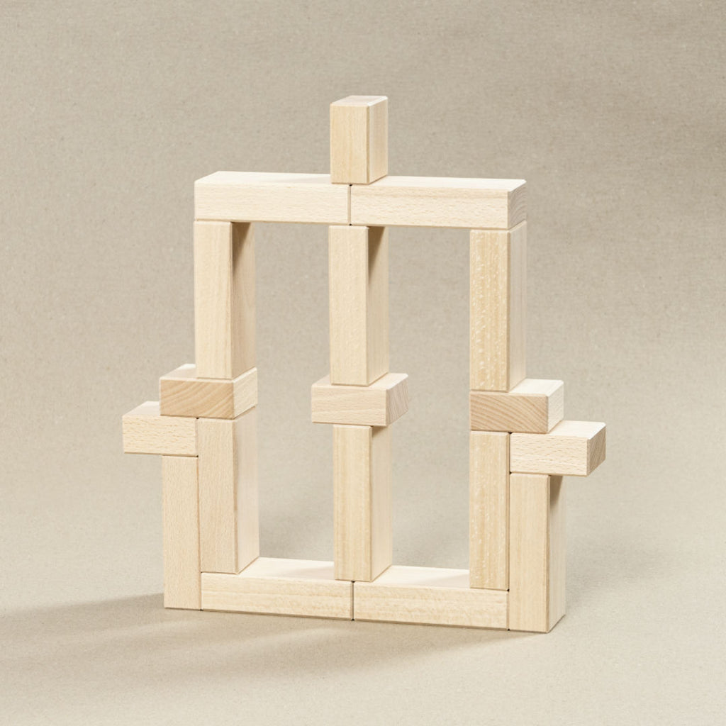 Großes Baustein-Set aus Naturholz aufgetürmt