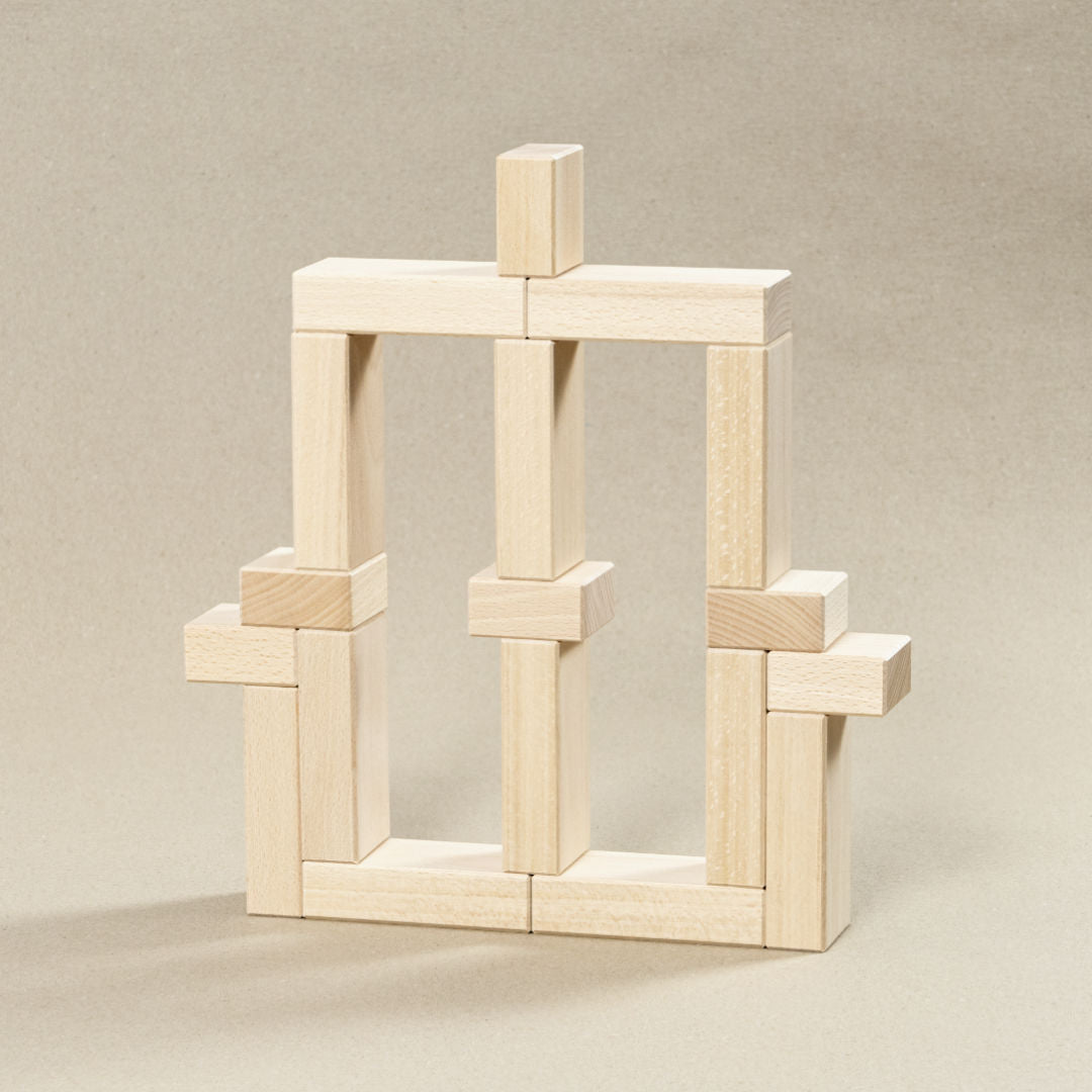 Großes Baustein-Set aus Naturholz aufgetürmt