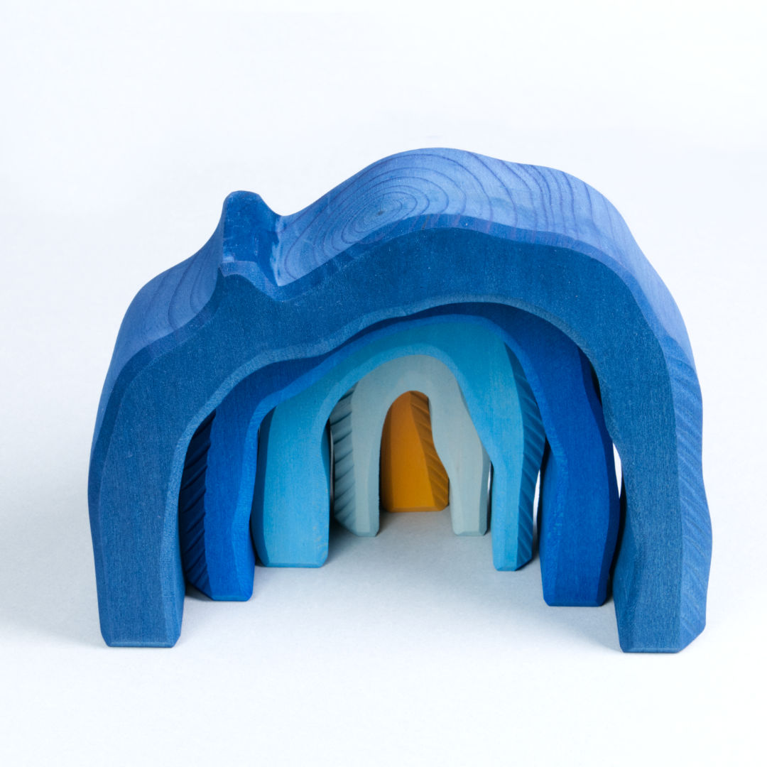 5 heiliges Höhlenset aus Holz von Glückskäfer in den Farben Orange und verschiedenen Blauabstufungen. Alle Teile sind in sich verschachtelt und nach Hinten hin in gleichmäßigem Abstand auseinandergezogen.