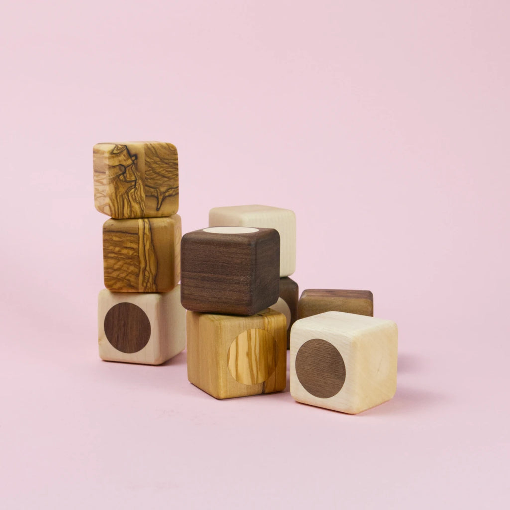 Stapel aus unterschiedlichen Holzklötzchen in Kombination miteinander. Harmonisches Farbspiel.