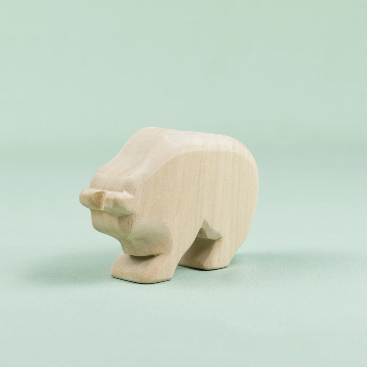 Ein schlichter Holz-Bär in hellem Holz von der Seite