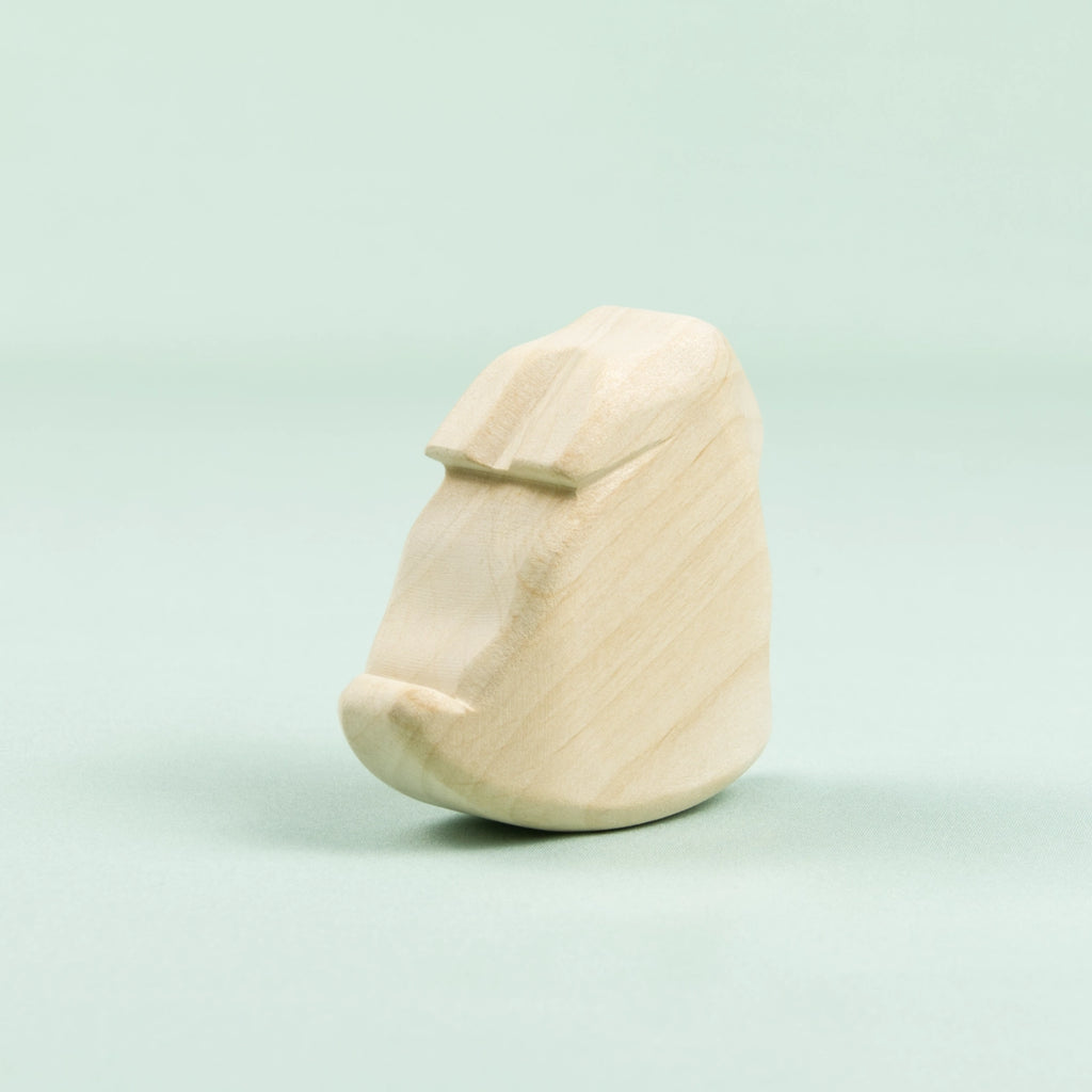Ein schlichter Holz-Hase in hellem Holz von der Seite