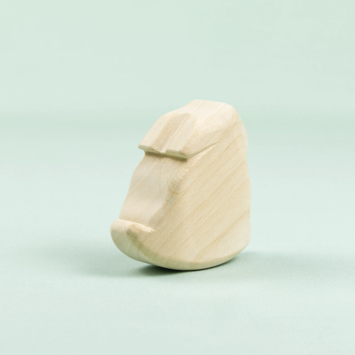 Ein schlichter Holz-Hase in hellem Holz von der Seite