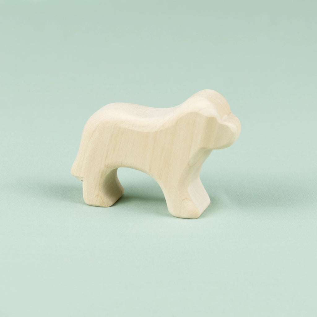 Ein schlichter Holz-Hund in hellem Holz von der Seite