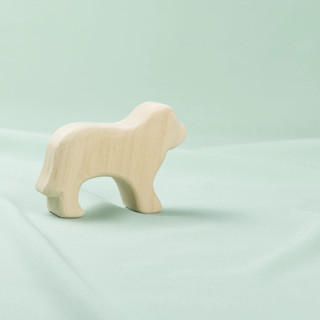 Ein schlichter Holz-Hund in hellem Holz von der Seite