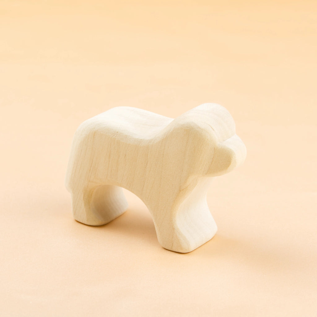 Ein schlichter Holz-Hund in hellem Holz von der Seite