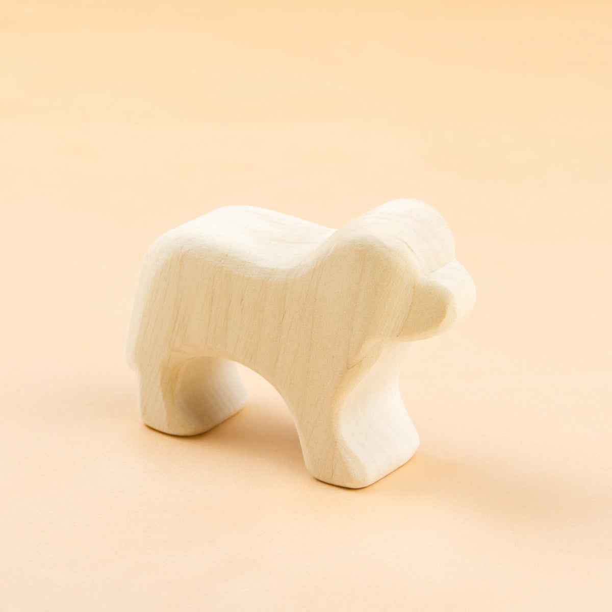 Ein schlichter Holz-Hund in hellem Holz von der Seite