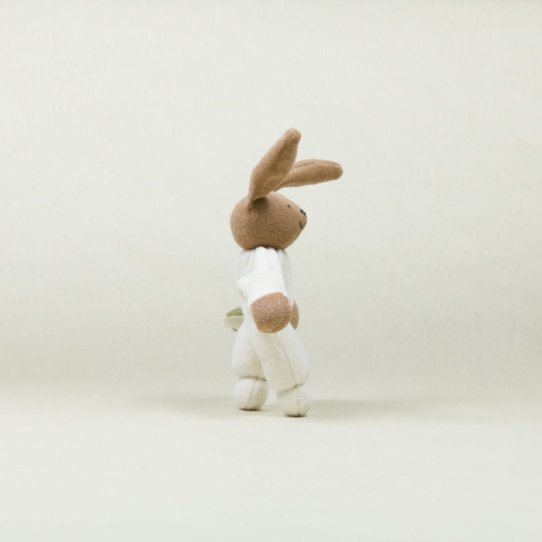 Frotteetier Hase mit Rassel aus bio Frottee.
