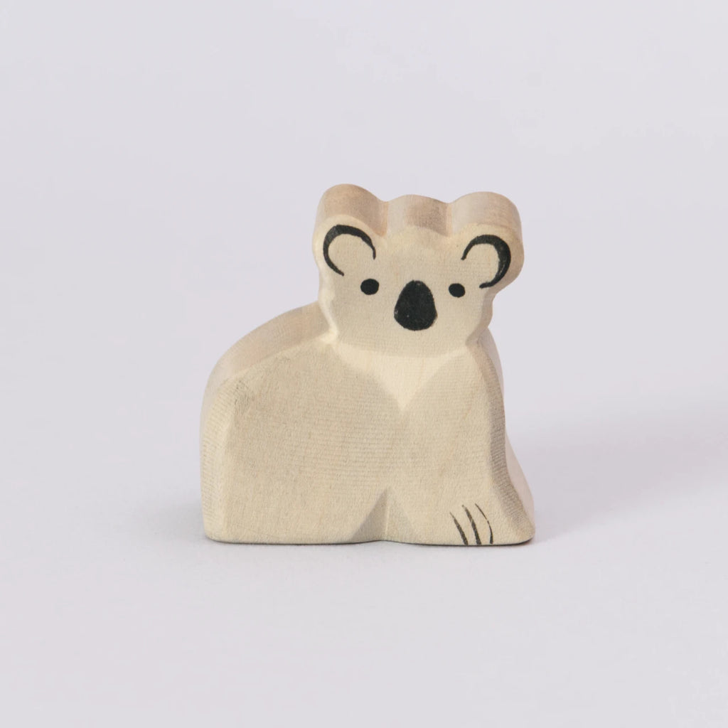 Ein Koala von Ostheimer, aus Holz zum Spielen, in den Farben grau und schwarz für das Gesicht. Der Koala wird seitlich gezeigt.