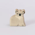 Ein Koala von Ostheimer, aus Holz zum Spielen, in den Farben grau und schwarz für das Gesicht. Der Koala wird seitlich gezeigt.