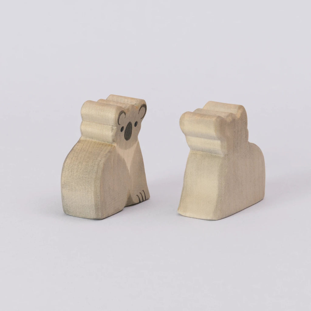 Zwei Koalas von Ostheimer, aus Holz zum Spielen, in den Farben grau und schwarz für das Gesicht. Die Koala werden seitlich zueinander gedreht gezeigt.