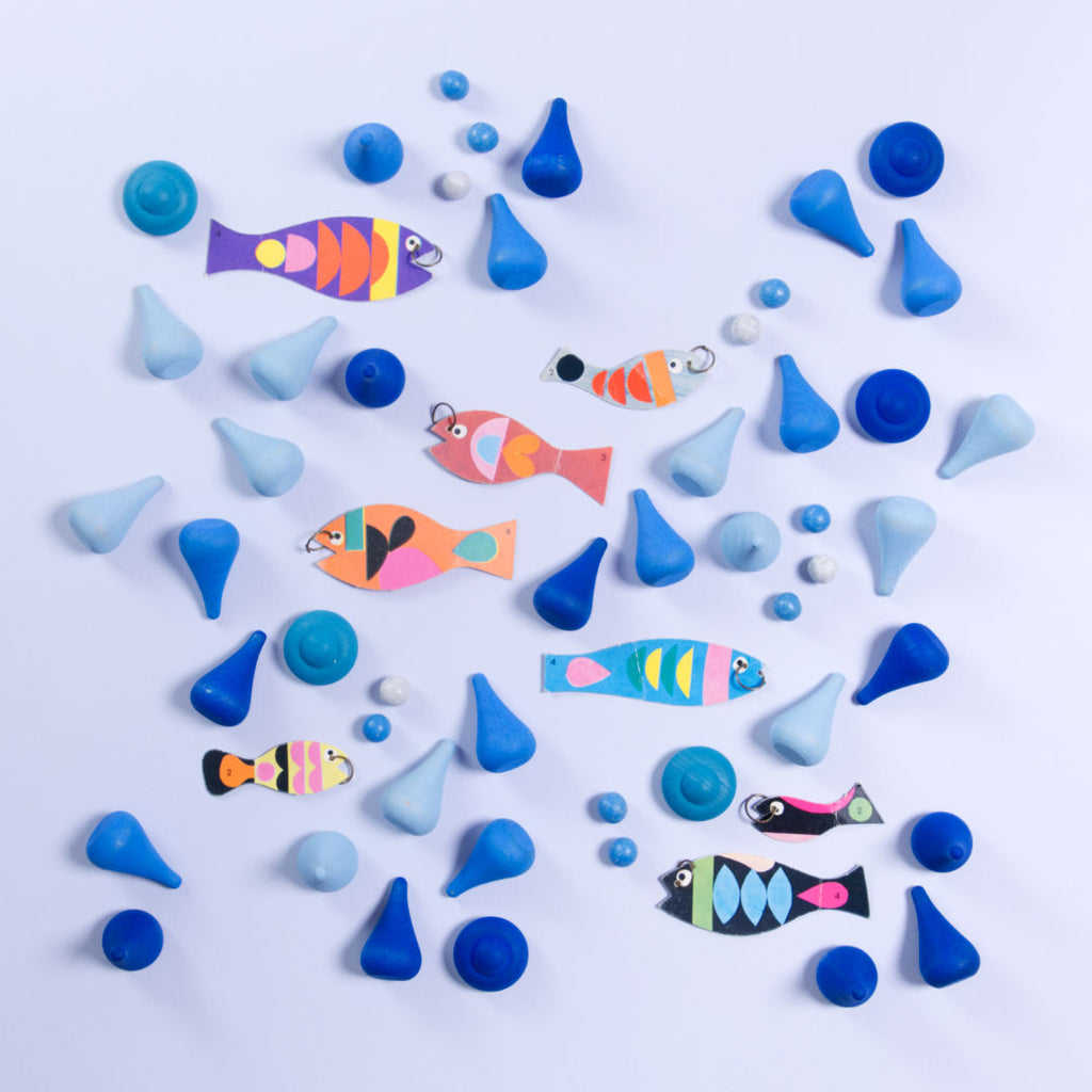 Mandala Unterwasserwelt: Komposition aus Mandala Elementen von Grapat, Tonkugeln und Spielzeugfischen aus buntem Papier.