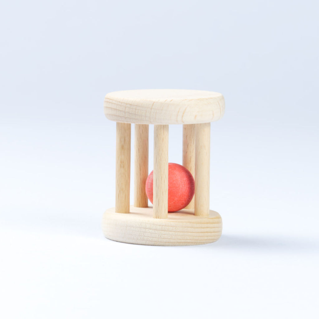 Helle, stehende Kugelrollen Rassel mit einem roten Ball, beides aus Bio Holz.