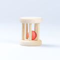 Helle, stehende Kugelrollen Rassel mit einem roten Ball, beides aus Bio Holz.
