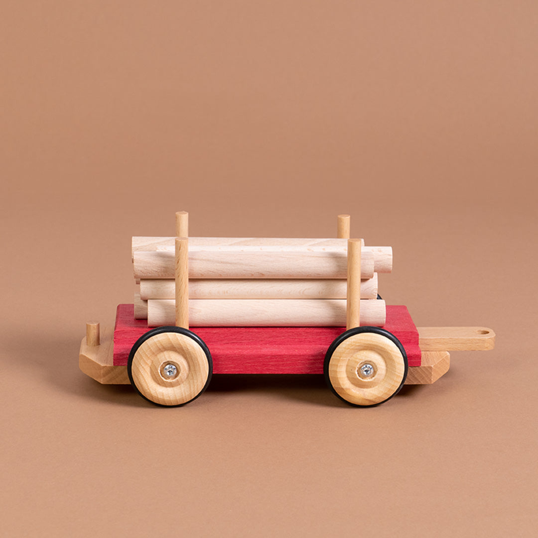 Seitenansicht des rollbaren Langholzwagens von Beck. Die Holzstäbe sind lose und flexibel einsetzbar.