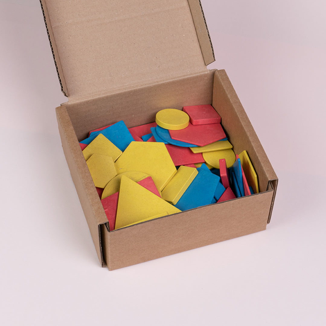Alle Formen des logischen Blöcke Erweiterungssatz von Wissner in der aufgeschlagenen Verpackung aus Karton.