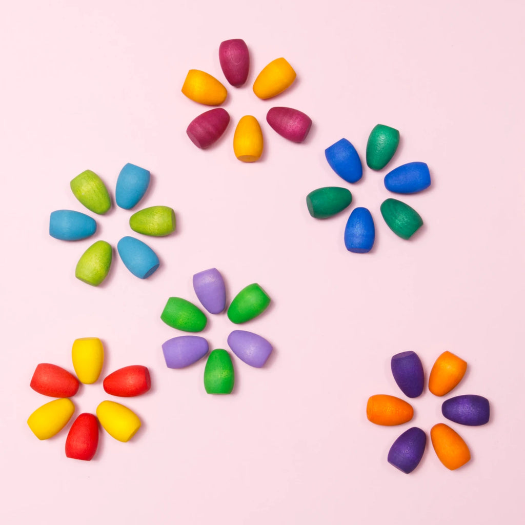 In Blumenform gelegte Mandala Eier. Sie haben färben wie Grün, Blau, Lila, Rot, Orange und Gelb.