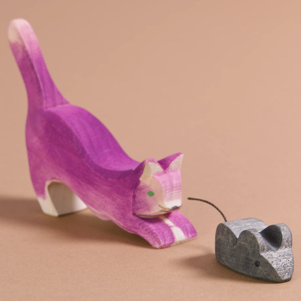 Komposition aus Katze und Maus von Ostheimer aus Naturholz gefertigt. Beide schauen nach vorne rechts.