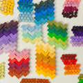 Grapat Mis Match and Bloom, Mosaik Elemente, 400 Teile, 36 Farbnuancen – bunte Zylinder- und Eckelemente in Farbverläufen sortiert und mosaikartig auf einer hellen Fläche angeordnet, Regenbogenfarben von Gelb über Grün, Blau und Violett bis zu Rot, symbolisieren kreative Legemöglichkeiten