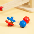 Holz Zubehör der Multibahn, eine blaue Kugel, eine rote Kugel und ein Objekt in blau und rot.