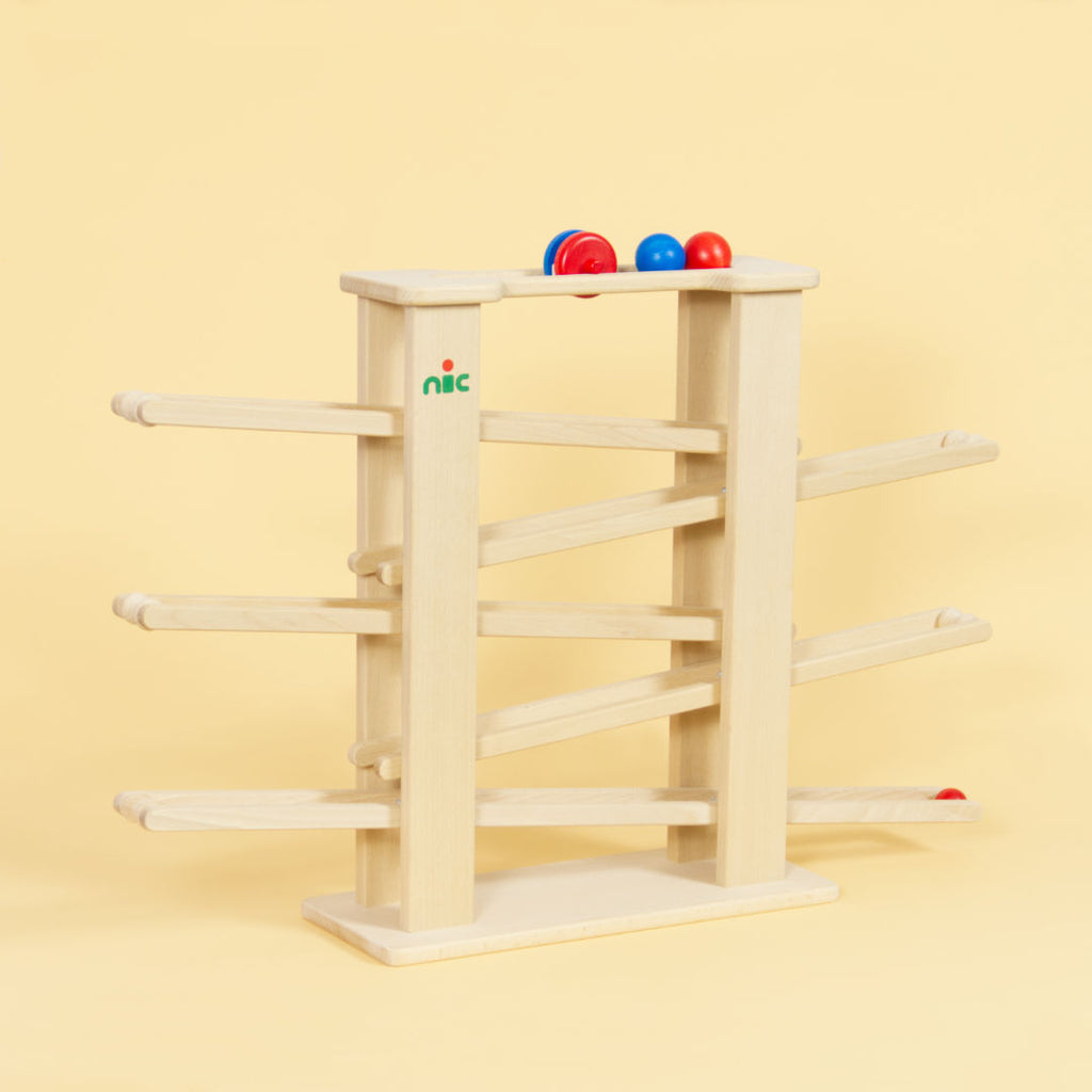 Holz Multibahn mit Holz Zubehör. Zwei kugeln und ein Kreise in Rot und Blau.
