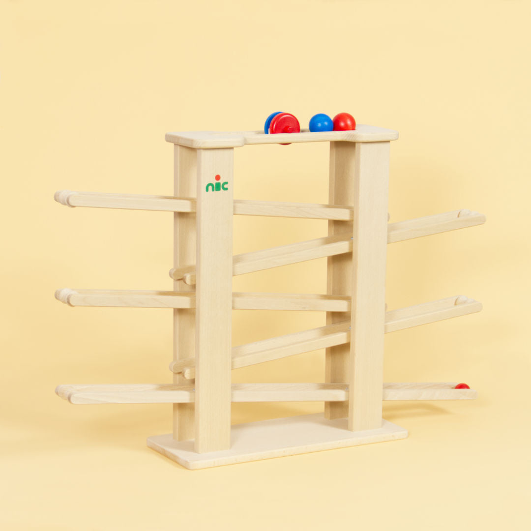 Holz Multibahn mit Holz Zubehör. Zwei kugeln und ein Kreise in Rot und Blau.