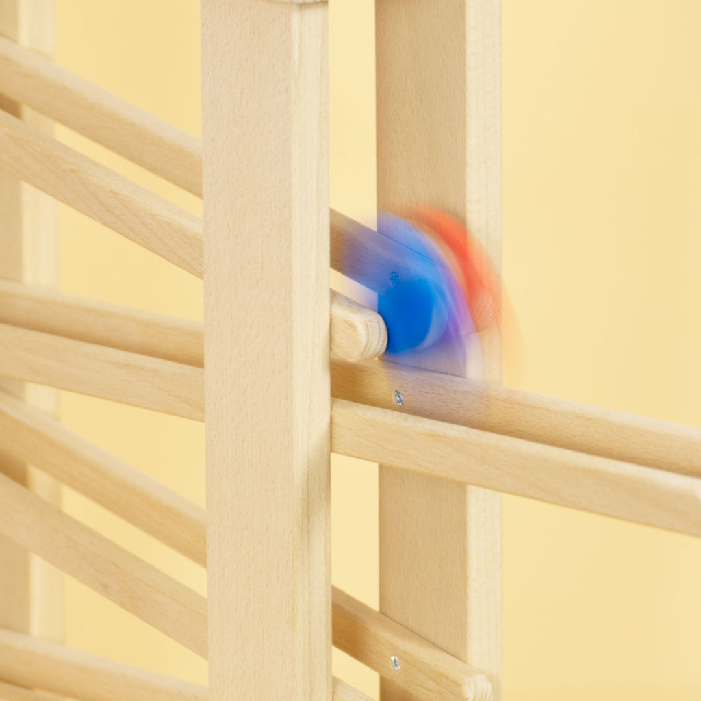 Multibahn aus Holz mit rollendem Objekt in blau und rot.