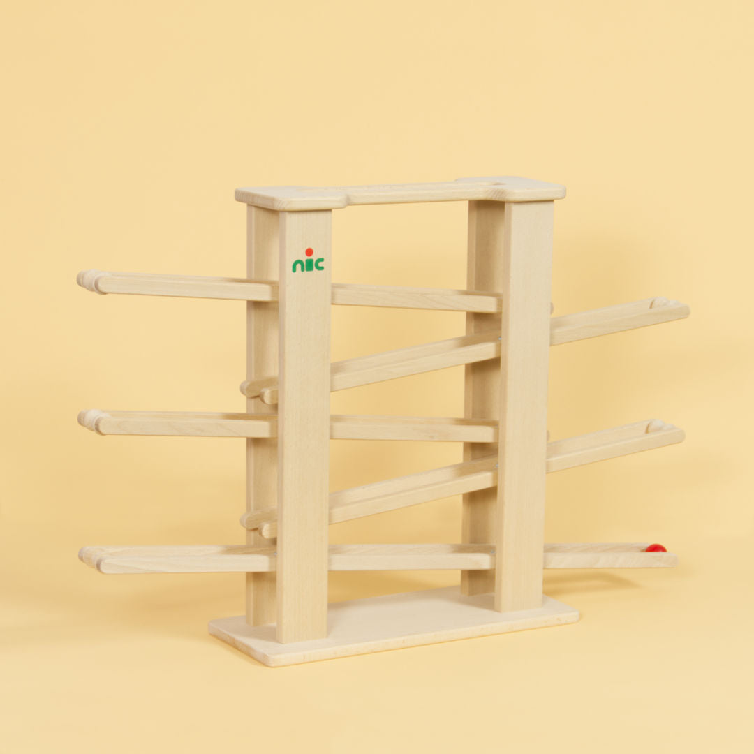 Multibahn aus holz von vorne.